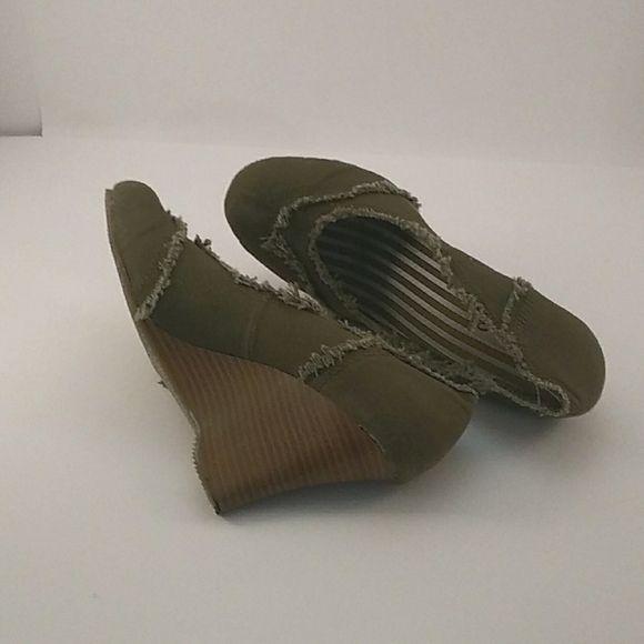 Spot On Gloria- 4 Women's Size 8.5 Canvas Green Stacked Wedge Heels. - Picture 8 of 12